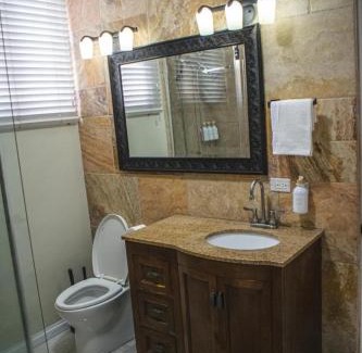 Mona Heights Apartment | Charming 2-Bedroom house with wifi & AC in Kingston 6