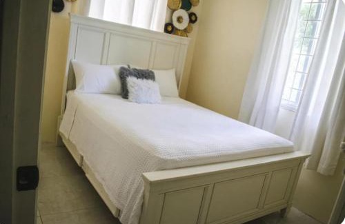 Mona Heights Apartment | Charming 2-Bedroom house with wifi & AC in Kingston 6