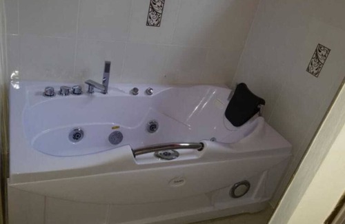 Reading House | Charming 2-bedroom house in phenomenal Montego Bay with WiFi, AC
