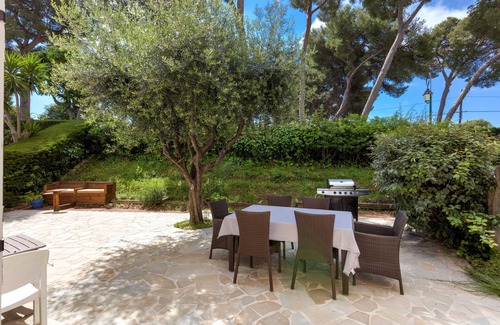 Antibes House | Charming 2 bedroom property in a secured domaine with pool/tennis