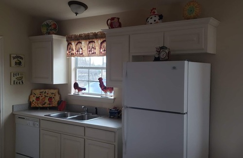 Thurber House | Charming 2-bedroom RV in fabulous Gordon with AC