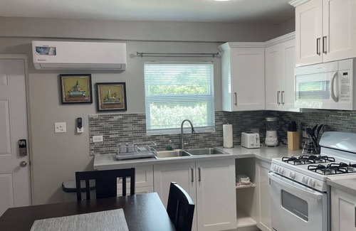Jennings House | Charming 2-bedroom spacious Apartment home
