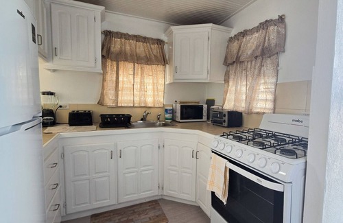 Graeme Hall Park Cottage | Charming 2-bedroom Sunshine Cottage on south coast with WiFi, AC