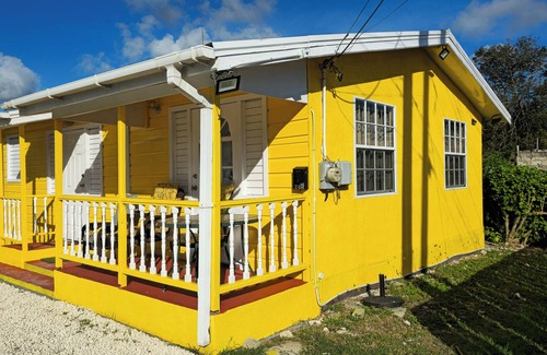 Graeme Hall Park Cottage | Charming 2-bedroom Sunshine Cottage on south coast with WiFi, AC