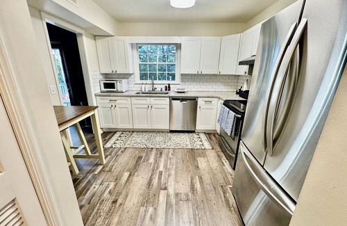 Crestline Heights House | Charming 2-bedroom townhome conveniently located