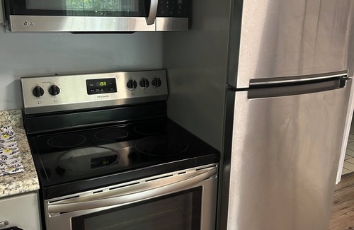 Church Street House | Charming 2-bedroom Tiny Home in Riverdale with WiFi and AC near the airport.