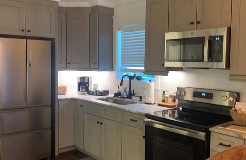 Seneca Cottage | Charming 2-bedroom Tiny House with WiFi, near Clemson University & Lake Keowee.