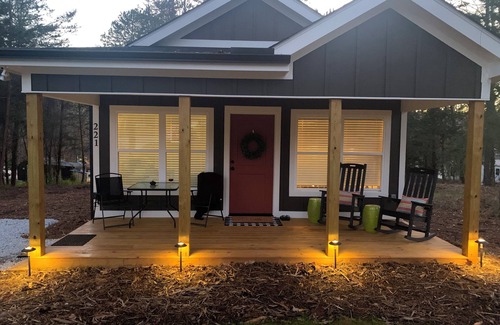 Seneca Cottage | Charming 2-bedroom Tiny House with WiFi, near Clemson University & Lake Keowee.