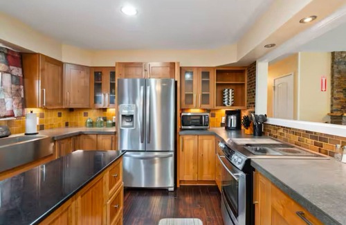 Washougal House | Charming 2 Bedroom Top Floor Duplex In Heart of Washougal
