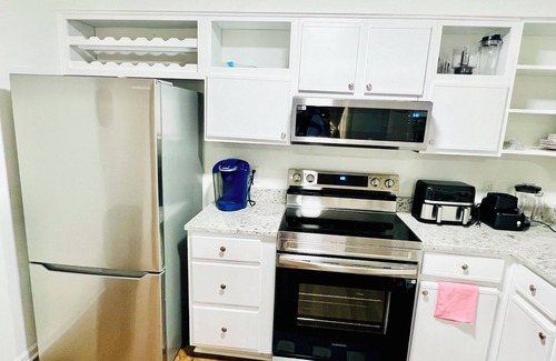 Cordova House | Charming 2-bedroom townhome with king size bedrooms and WiFi in Memphis