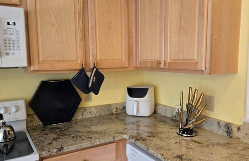 Northwest Raleigh House | Charming 2-bedroom townhome in welcoming Raleigh with AC