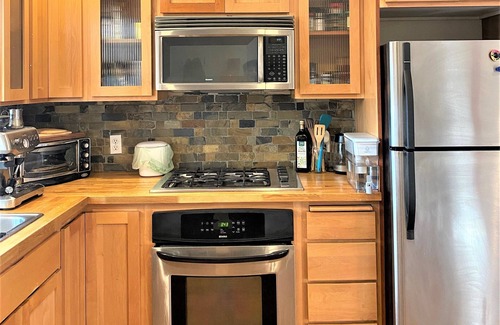 Mann House | Charming 2-bedroom townhome in Seattle with free parking, patio, office space