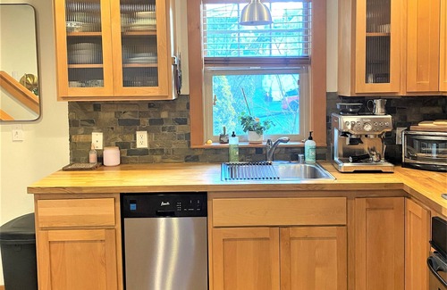 Mann House | Charming 2-bedroom townhome in Seattle with free parking, patio, office space