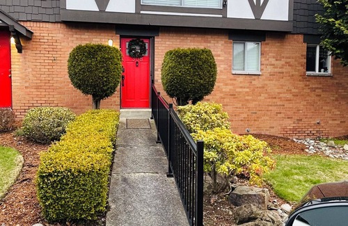 SeaTac House | Charming 2-bedroom townhome that sleeps 6 comfortably near SeaTac Intl. Airport