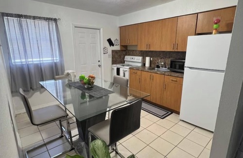 Hollywood House | Charming 2-bedroom unit near HardRock with WiFi and AC