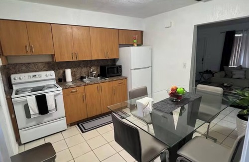 Hollywood House | Charming 2-bedroom unit near HardRock with WiFi and AC