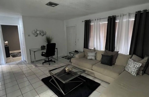 Hollywood House | Charming 2-bedroom unit near HardRock with WiFi and AC