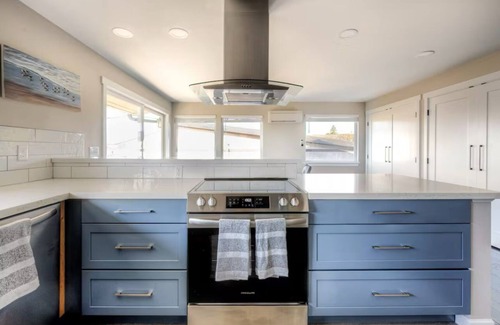 Tacoma House | Charming 2-bedroom unit with WiFi, AC with amazing Puget Sound view in Tacoma