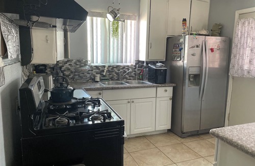 Bakersfield House | Charming 2-bedroom house with WiFi, AC in Bakersfield
