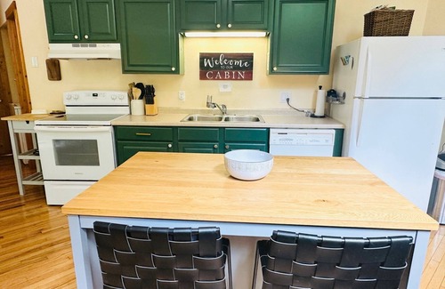 Bryson City Cottage | Charming 2-bedroom cottage near Bryson City, NOC, Smoky Mnt Nat Park & Cherokee