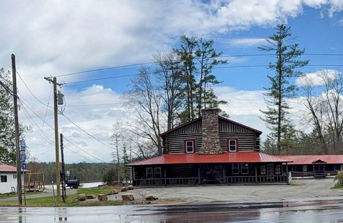 Chestertown Cabin | Charming 2-bedroom cabin in welcoming Chestertown with Lake Views and WiFi