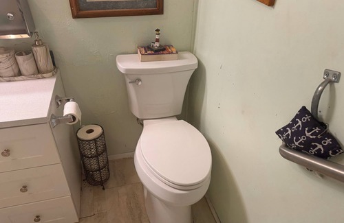 Eagle Point Bed & Breakfast | Charming 2-bedroom bed & breakfast in Eagle Point with AC, WiFi