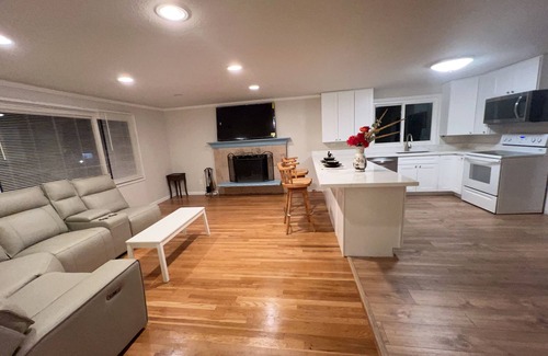 Federal Way House | Charming 2-bedroom house in beautiful Federal Way with WiFi. 20 min to SeaTac