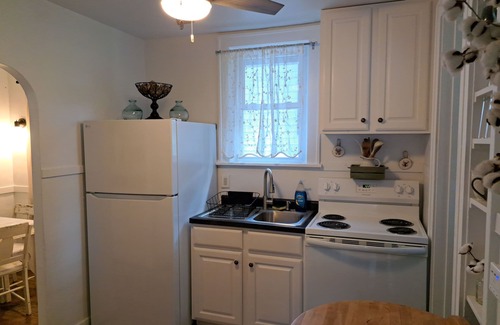 Fort Madison Cottage | Charming 2-bedroom cottage with WiFi, AC in enjoyable Fort Madison