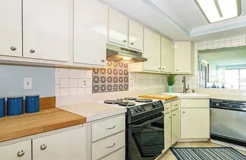 Holmes Beach Condo | Charming 2-bedroom condo in brilliant Holmes Beach with AC