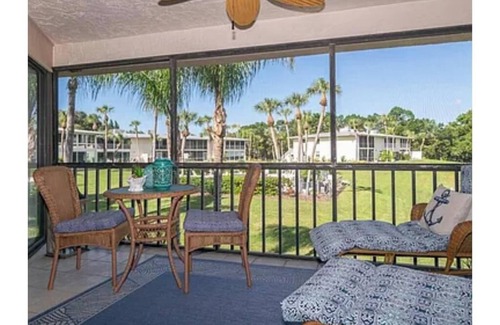 Holmes Beach Condo | Charming 2-bedroom condo in brilliant Holmes Beach with AC