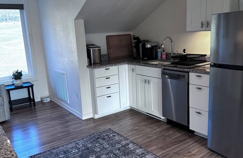 Medford Cottage | Charming 2-bedroom cottage with WiFi, AC in lovely Jacksonville