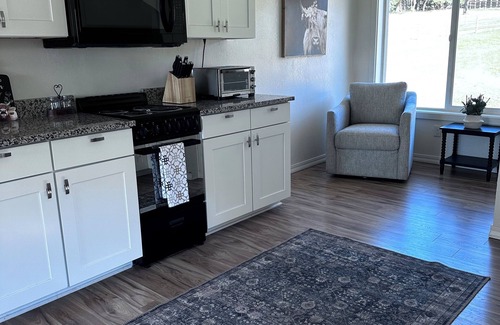 Medford Cottage | Charming 2-bedroom cottage with WiFi, AC in lovely Jacksonville