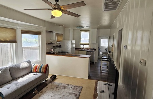 Venice House | Charming 2-bedroom bungalow in beautiful Venice Beach, CA, steps away from beach