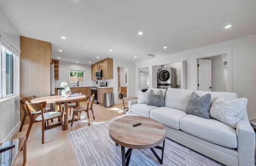Van Nuys House | Charming 2-bedroom house with WiFi, AC in vibrant Los Angeles