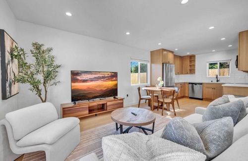 Van Nuys House | Charming 2-bedroom house with WiFi, AC in vibrant Los Angeles