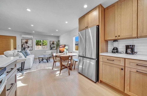 Van Nuys House | Charming 2-bedroom house with WiFi, AC in vibrant Los Angeles