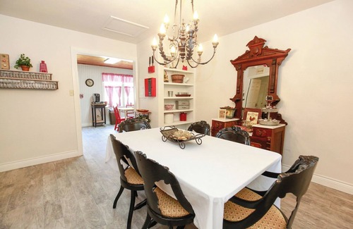 Marble Falls Cottage | Charming 2-bedroom cottage with AC, WiFi in Marble Falls