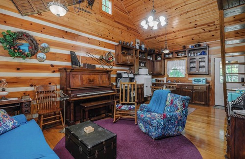 McMinnville Cabin | Charming 2 Bedroom Cabin in Nature with Antique Furnishings, Fire Pit, and More!