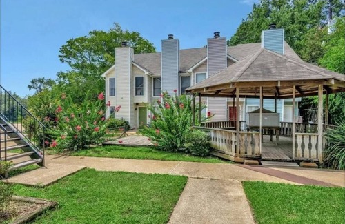 Nacogdoches House | Charming 2-bedroom Townhome - Close to SFA