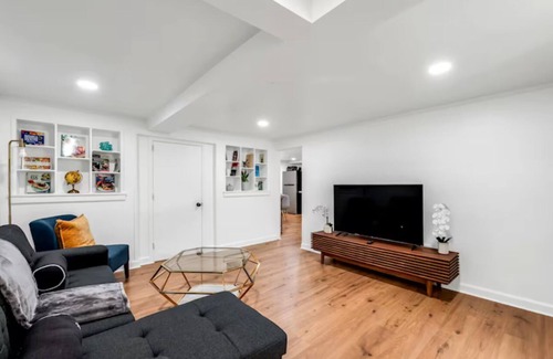 North Bergen House | Charming 2-bedroom house with WiFi, AC in North Bergen