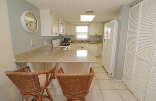 Glenwood Condo | Charming 2-bedroom beachside condo with pool!