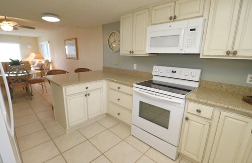 Glenwood Condo | Charming 2-bedroom beachside condo with pool!