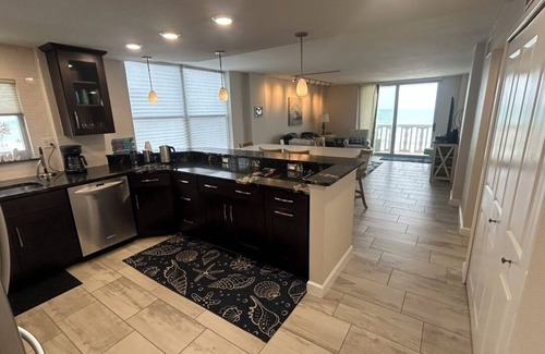O'byrne Condo | Charming 2-bedroom condo in wonderful Ormond Beach with pool, WiFi, Smart TVs