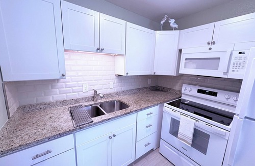 Ormond-by-the-Sea House | Charming 2-bedroom house in fantastic Ormond Beach. 3 minute walk to the beach.