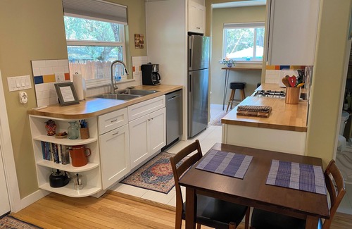 Paso Robles House | Charming 2-bedroom bungalow perfect work from home set up