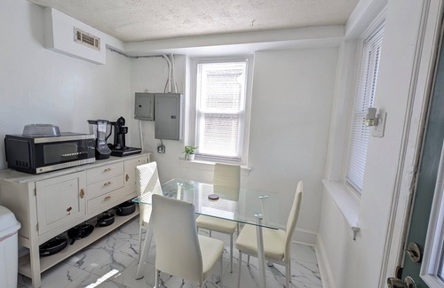 Germantown Apartment | Charming 2-bedroom apartment w/WiFi, AC in phenomenal Germantown, Philadelphia