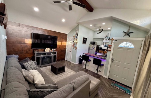 Port Isabel Cottage | Charming 2-bedroom cottage with AC, WiFi in Port Isabel- Casita de Nina