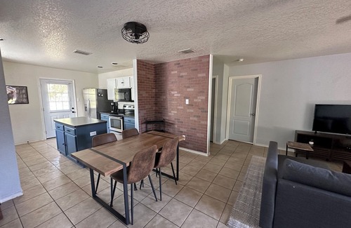West San Antonio House | Charming 2-bedroom house in San Antonio close to Lackland AFB & Hospitals