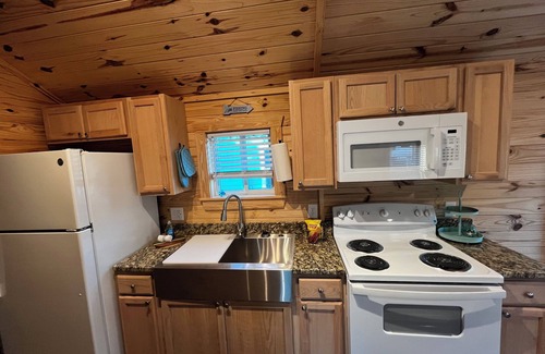 Steinhatchee House | Charming 2-bedroom PET FRIENDLY cabin in Steinhatchee