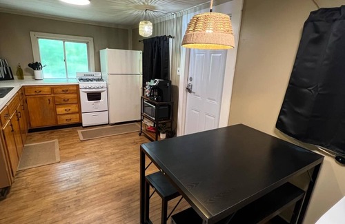 Williamsburg House | Charming 2 Bedroom- Sleeps 6- Close to University, Waterfall, Casino, Waterpark